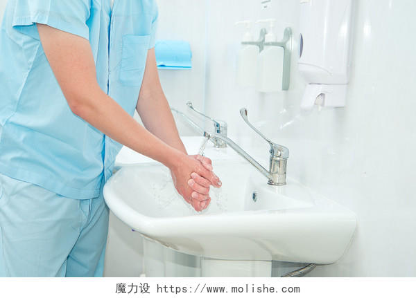 男外科医生在手术前洗手世界卫生日